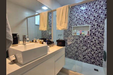 Casa de condomínio à venda com 350m², 4 quartos e 3 vagas Casa de condomínio à venda com 350m², 4 quartos e 3 vagasBanheiro suite 2