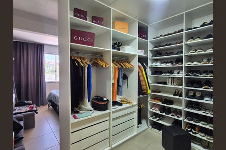 Casa de condomínio à venda com 350m², 4 quartos e 3 vagas Casa de condomínio à venda com 350m², 4 quartos e 3 vagasCloset