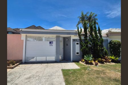 Casa de condomínio à venda com 350m², 4 quartos e 3 vagas Casa de condomínio à venda com 350m², 4 quartos e 3 vagasFachada