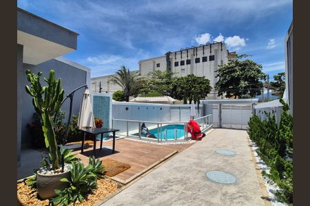 Casa de condomínio à venda com 350m², 4 quartos e 3 vagas Casa de condomínio à venda com 350m², 4 quartos e 3 vagasÁrea externa