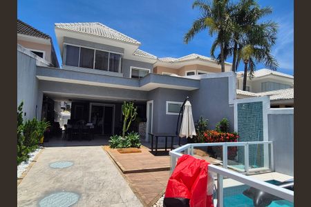 Casa de condomínio à venda com 350m², 4 quartos e 3 vagas Casa de condomínio à venda com 350m², 4 quartos e 3 vagasÁrea externa
