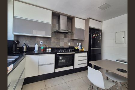 Casa de condomínio à venda com 350m², 4 quartos e 3 vagas Casa de condomínio à venda com 350m², 4 quartos e 3 vagasCozinha