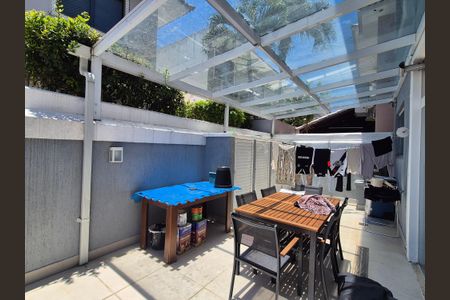 Casa de condomínio à venda com 350m², 4 quartos e 3 vagas Casa de condomínio à venda com 350m², 4 quartos e 3 vagasÁrea externa