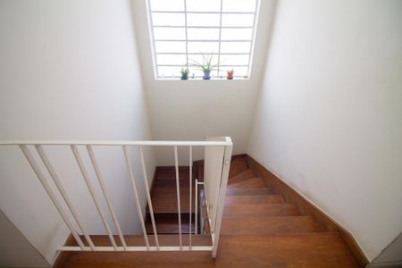 Casa à venda com 155m², 3 quartos e 2 vagas Casa à venda com 155m², 3 quartos e 2 vagasEscada