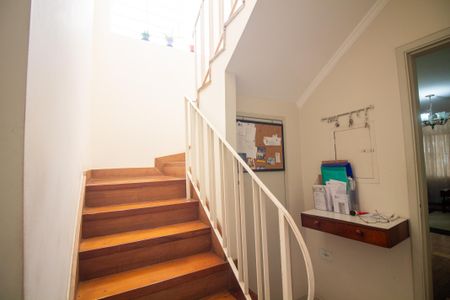 Casa à venda com 155m², 3 quartos e 2 vagas Casa à venda com 155m², 3 quartos e 2 vagasEscada