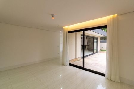 Sala de Jantar de casa à venda com 4 quartos, 550m² em Jardim Prudência, São Paulo