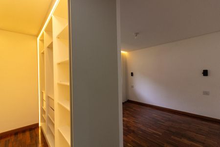 Casa à venda com 550m², 4 quartos e 4 vagas Casa à venda com 550m², 4 quartos e 4 vagasSuíte 4