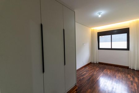 Casa à venda com 550m², 4 quartos e 4 vagas Casa à venda com 550m², 4 quartos e 4 vagasSuíte 1
