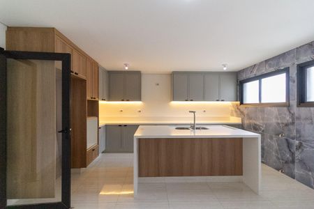 Casa à venda com 550m², 4 quartos e 4 vagas Casa à venda com 550m², 4 quartos e 4 vagasCozinha