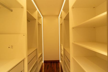 Casa à venda com 550m², 4 quartos e 4 vagas Casa à venda com 550m², 4 quartos e 4 vagasCloset Suíte 4