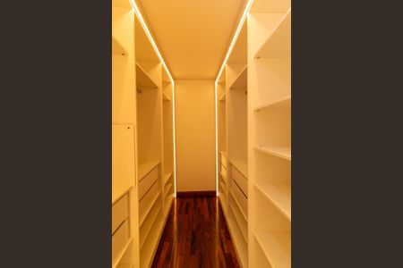 Casa à venda com 550m², 4 quartos e 4 vagas Casa à venda com 550m², 4 quartos e 4 vagasCloset Suíte 4