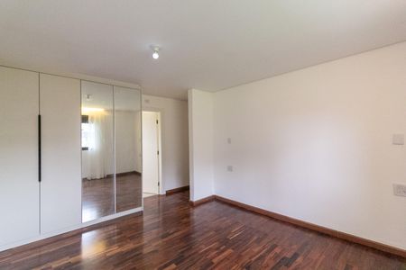 Casa à venda com 550m², 4 quartos e 4 vagas Casa à venda com 550m², 4 quartos e 4 vagasSuíte 3