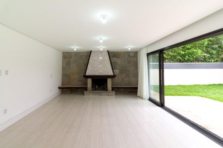 Casa à venda com 550m², 4 quartos e 4 vagas Casa à venda com 550m², 4 quartos e 4 vagasSala de Estar