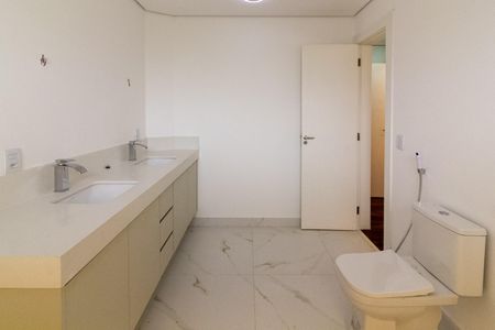 Casa à venda com 550m², 4 quartos e 4 vagas Casa à venda com 550m², 4 quartos e 4 vagasBanheiro Suíte 4