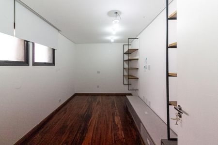 Casa à venda com 550m², 4 quartos e 4 vagas Casa à venda com 550m², 4 quartos e 4 vagasEscritório