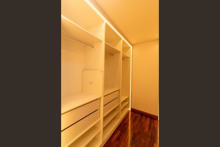 Casa à venda com 550m², 4 quartos e 4 vagas Casa à venda com 550m², 4 quartos e 4 vagasCloset Suíte 4