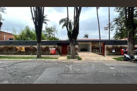 Casa à venda com 550m², 4 quartos e 4 vagas Casa à venda com 550m², 4 quartos e 4 vagasFachada