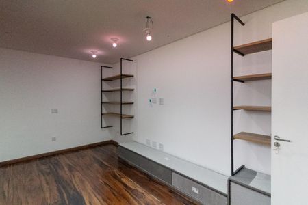 Casa à venda com 550m², 4 quartos e 4 vagas Casa à venda com 550m², 4 quartos e 4 vagasEscritório