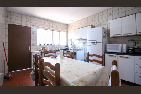 Casa à venda com 250m², 2 quartos e 6 vagas