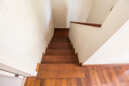 Casa de condomínio à venda com 400m², 4 quartos e 4 vagasEscada