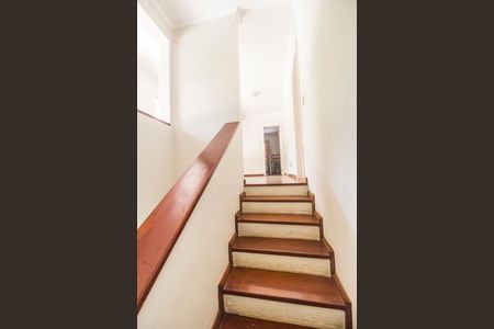 Casa de condomínio à venda com 400m², 4 quartos e 4 vagasEscada