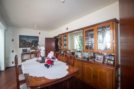 Casa à venda com 940m², 4 quartos e 6 vagas Casa à venda com 940m², 4 quartos e 6 vagasSala 2