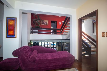 Casa à venda com 940m², 4 quartos e 6 vagas Casa à venda com 940m², 4 quartos e 6 vagasSala