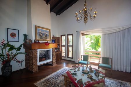 Casa à venda com 940m², 4 quartos e 6 vagas Casa à venda com 940m², 4 quartos e 6 vagasSala