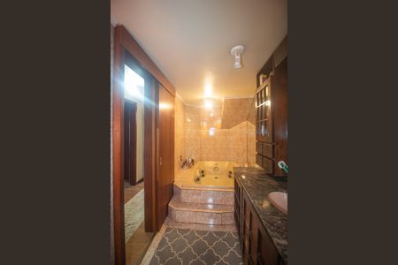 Casa à venda com 940m², 4 quartos e 6 vagas Casa à venda com 940m², 4 quartos e 6 vagasBanheiro suite 3