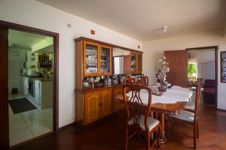 Casa à venda com 940m², 4 quartos e 6 vagas Casa à venda com 940m², 4 quartos e 6 vagasSala 2