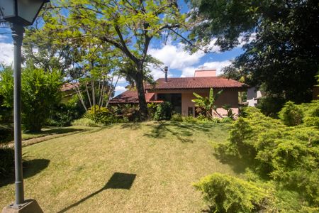 Casa à venda com 940m², 4 quartos e 6 vagas Casa à venda com 940m², 4 quartos e 6 vagasFachada