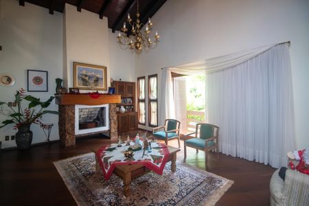 Casa à venda com 940m², 4 quartos e 6 vagas Casa à venda com 940m², 4 quartos e 6 vagasSala