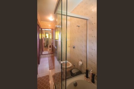 Casa à venda com 940m², 4 quartos e 6 vagas Casa à venda com 940m², 4 quartos e 6 vagasBanheiro da Suíte 2