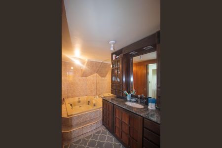 Casa à venda com 940m², 4 quartos e 6 vagas Casa à venda com 940m², 4 quartos e 6 vagasBanheiro suite 3