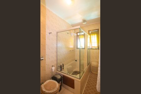 Casa à venda com 940m², 4 quartos e 6 vagas Casa à venda com 940m², 4 quartos e 6 vagasBanheiro da Suíte 2