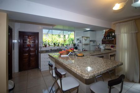 Casa à venda com 940m², 4 quartos e 6 vagas Casa à venda com 940m², 4 quartos e 6 vagasCozinha