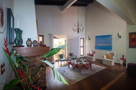 Casa à venda com 940m², 4 quartos e 6 vagas Casa à venda com 940m², 4 quartos e 6 vagasSala