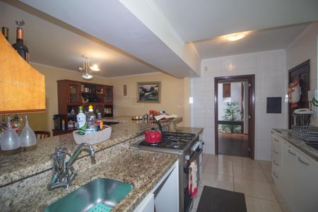 Casa à venda com 940m², 4 quartos e 6 vagas Casa à venda com 940m², 4 quartos e 6 vagasCozinha