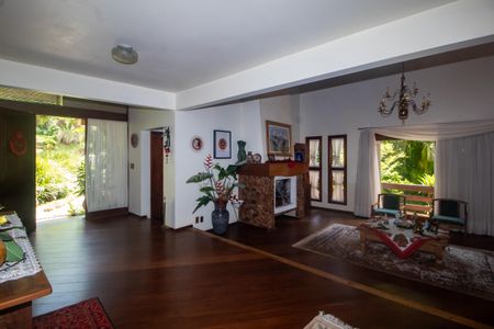 Casa à venda com 940m², 4 quartos e 6 vagas Casa à venda com 940m², 4 quartos e 6 vagasSala