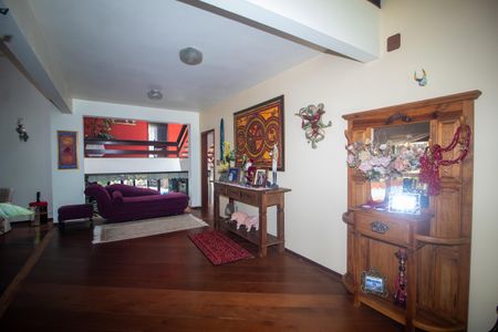 Casa à venda com 940m², 4 quartos e 6 vagas Casa à venda com 940m², 4 quartos e 6 vagasSala