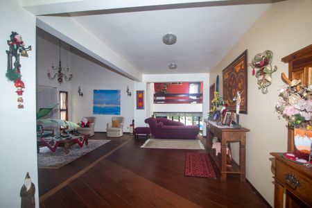 Casa à venda com 940m², 4 quartos e 6 vagas Casa à venda com 940m², 4 quartos e 6 vagasSala