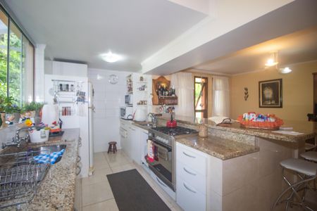 Casa à venda com 940m², 4 quartos e 6 vagas Casa à venda com 940m², 4 quartos e 6 vagasCozinha