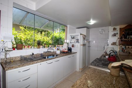 Casa à venda com 940m², 4 quartos e 6 vagas Casa à venda com 940m², 4 quartos e 6 vagasCozinha