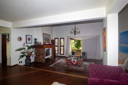 Casa à venda com 940m², 4 quartos e 6 vagas Casa à venda com 940m², 4 quartos e 6 vagasSala