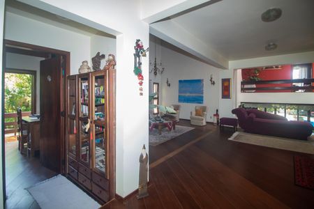 Casa à venda com 940m², 4 quartos e 6 vagas Casa à venda com 940m², 4 quartos e 6 vagasSala