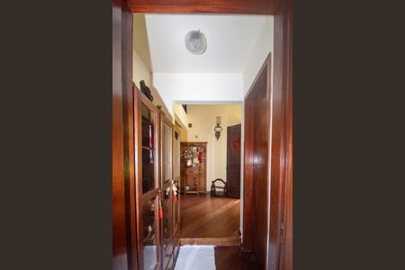 Casa à venda com 940m², 4 quartos e 6 vagas Casa à venda com 940m², 4 quartos e 6 vagasCorredor