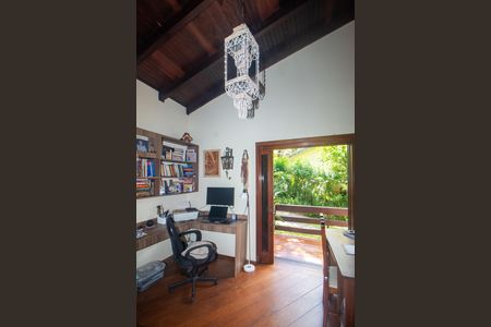 Casa à venda com 940m², 4 quartos e 6 vagas Casa à venda com 940m², 4 quartos e 6 vagasEscritorio