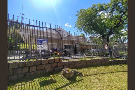 Casa à venda com 940m², 4 quartos e 6 vagas Casa à venda com 940m², 4 quartos e 6 vagasPlaca