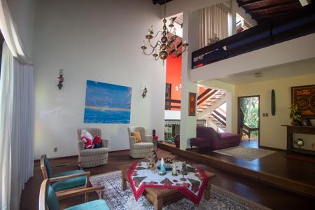 Casa à venda com 940m², 4 quartos e 6 vagas Casa à venda com 940m², 4 quartos e 6 vagasSala