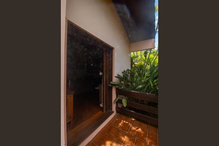 Casa à venda com 940m², 4 quartos e 6 vagas Casa à venda com 940m², 4 quartos e 6 vagasVaranda